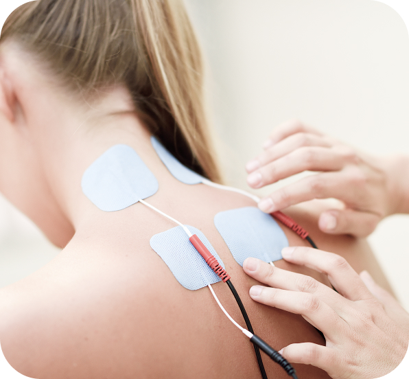 Elektrotherapie im Nacken- und Schulterbereich bei einer Patientin.