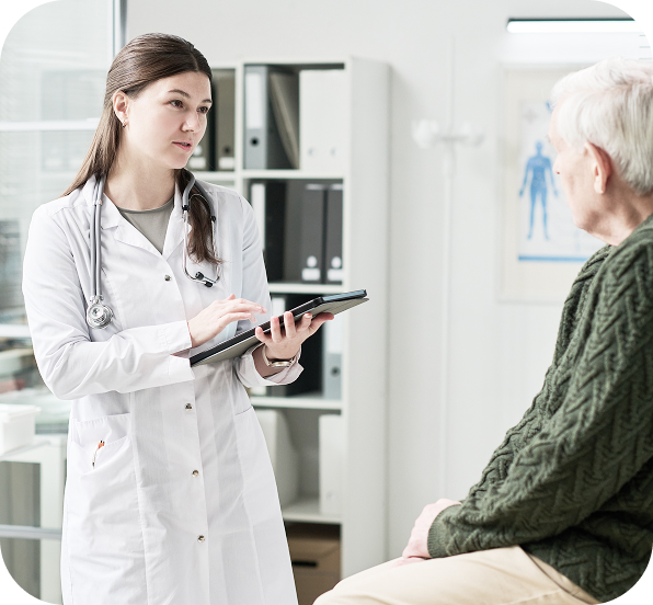 Ärztin hält Rücksprache mit Patienten